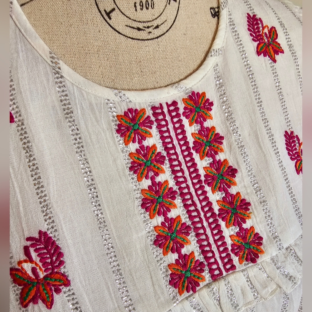 KINDLE Embroidered Top Size Large - Picture 2 of 13